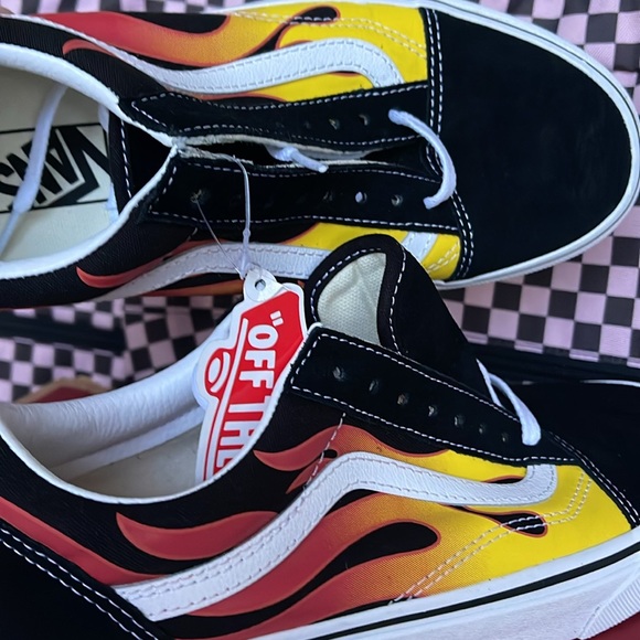 Vans WMNS Old Skool
(Flame)Black/Black/Tr Wht
VN0A38G1PHN
Sneakers - Picture 15 of 16